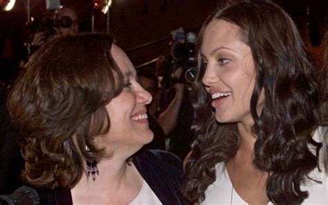 Angelina Jolie opens up about mothers death after tragic cancer。